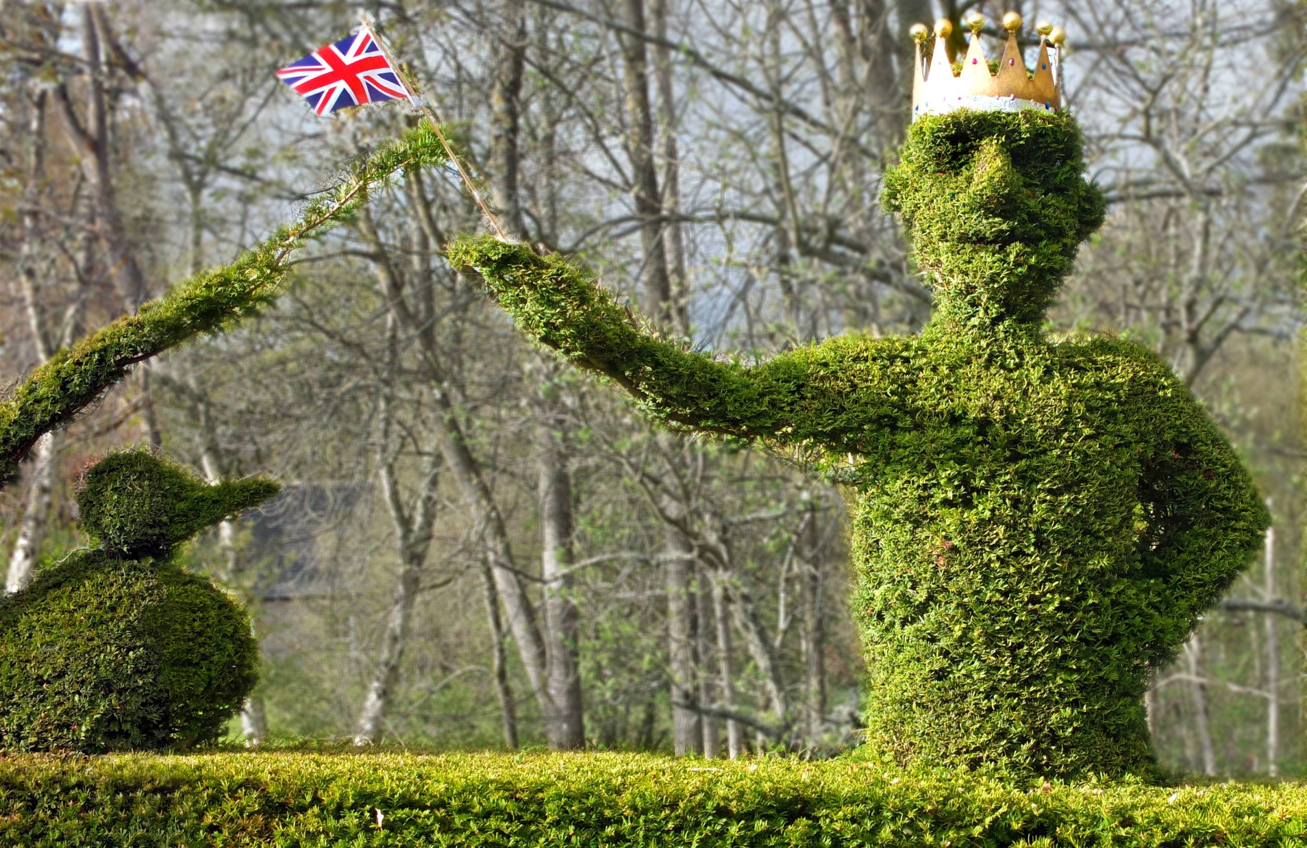 tribute to the king on his coronation made from topiary